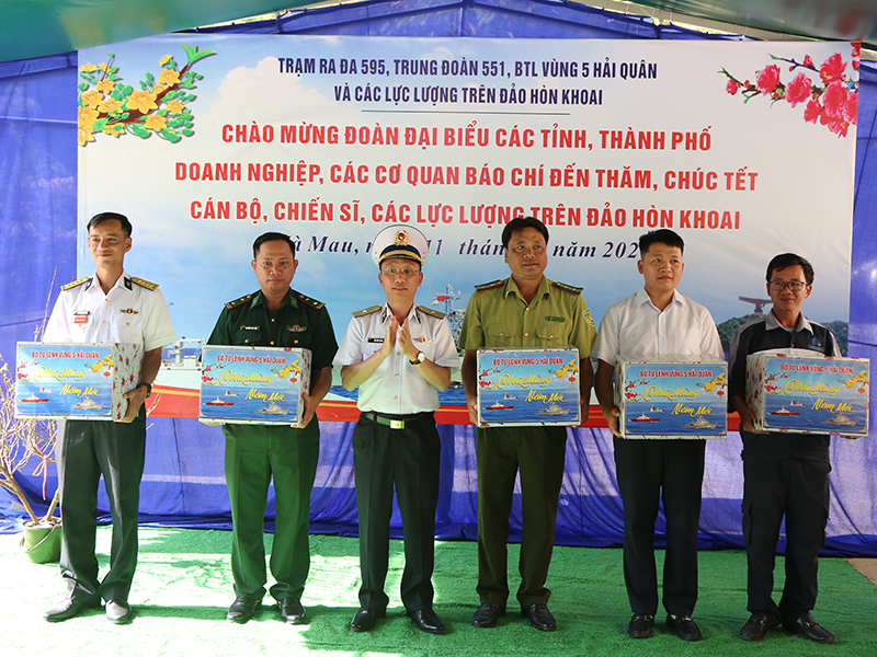 Bộ Tư lệnh V&ugrave;ng 5 Hải qu&acirc;n thăm, ch&uacute;c Tết c&aacute;n bộ, chiến sĩ, c&aacute;c lực lượng v&agrave; Nh&acirc;n d&acirc;n tr&ecirc;n c&aacute;c đảo v&ugrave;ng biển T&acirc;y Nam của Tổ quốc