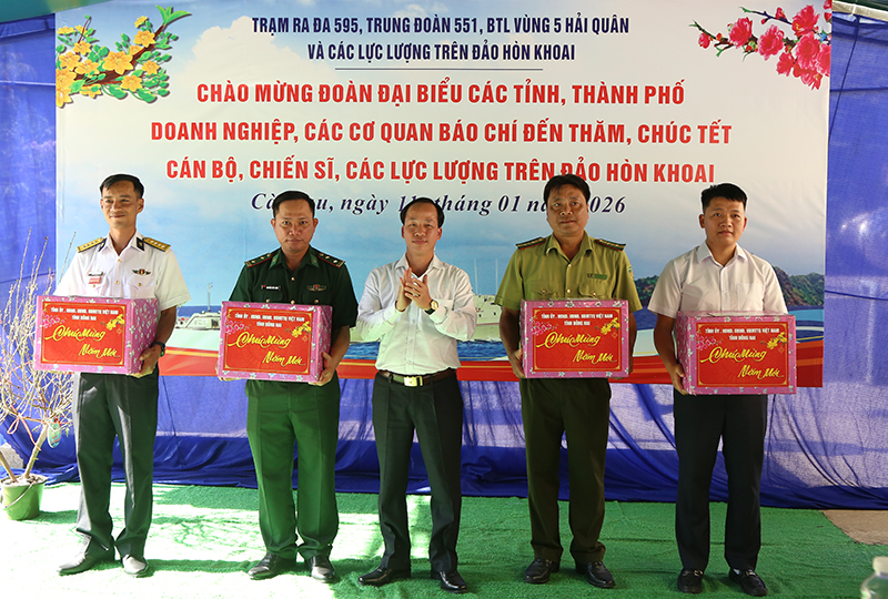 Bộ Tư lệnh V&ugrave;ng 5 Hải qu&acirc;n thăm, ch&uacute;c Tết c&aacute;n bộ, chiến sĩ, c&aacute;c lực lượng v&agrave; Nh&acirc;n d&acirc;n tr&ecirc;n c&aacute;c đảo v&ugrave;ng biển T&acirc;y Nam của Tổ quốc