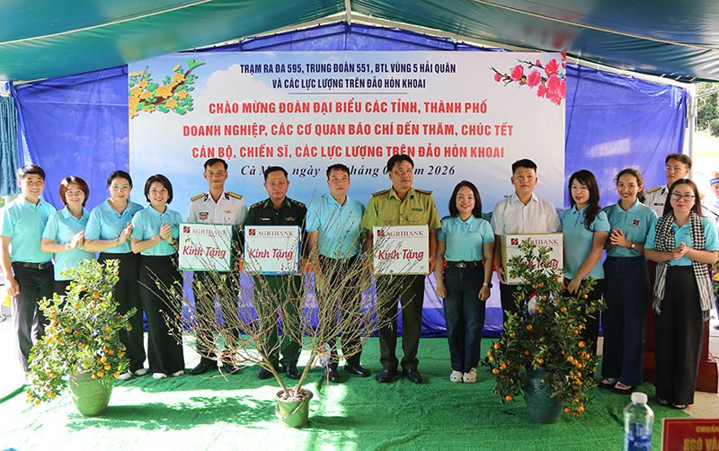 Bộ Tư lệnh V&ugrave;ng 5 Hải qu&acirc;n thăm, ch&uacute;c Tết c&aacute;n bộ, chiến sĩ, c&aacute;c lực lượng v&agrave; Nh&acirc;n d&acirc;n tr&ecirc;n c&aacute;c đảo v&ugrave;ng biển T&acirc;y Nam của Tổ quốc