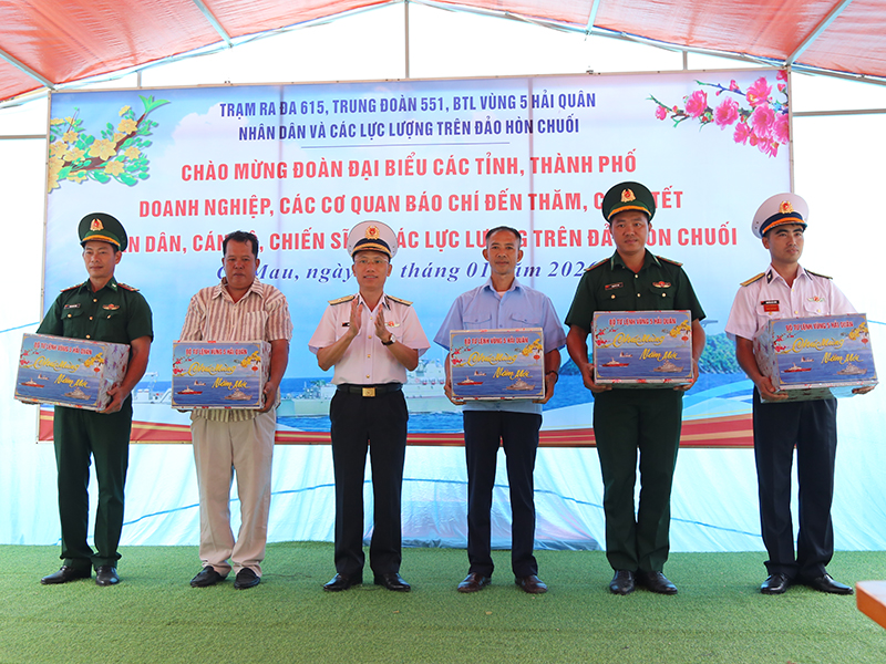 Bộ Tư lệnh V&ugrave;ng 5 Hải qu&acirc;n thăm, ch&uacute;c Tết c&aacute;n bộ, chiến sĩ, c&aacute;c lực lượng v&agrave; Nh&acirc;n d&acirc;n tr&ecirc;n c&aacute;c đảo v&ugrave;ng biển T&acirc;y Nam của Tổ quốc