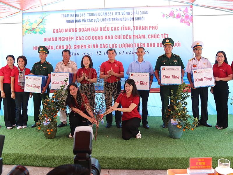Bộ Tư lệnh V&ugrave;ng 5 Hải qu&acirc;n thăm, ch&uacute;c Tết c&aacute;n bộ, chiến sĩ, c&aacute;c lực lượng v&agrave; Nh&acirc;n d&acirc;n tr&ecirc;n c&aacute;c đảo v&ugrave;ng biển T&acirc;y Nam của Tổ quốc