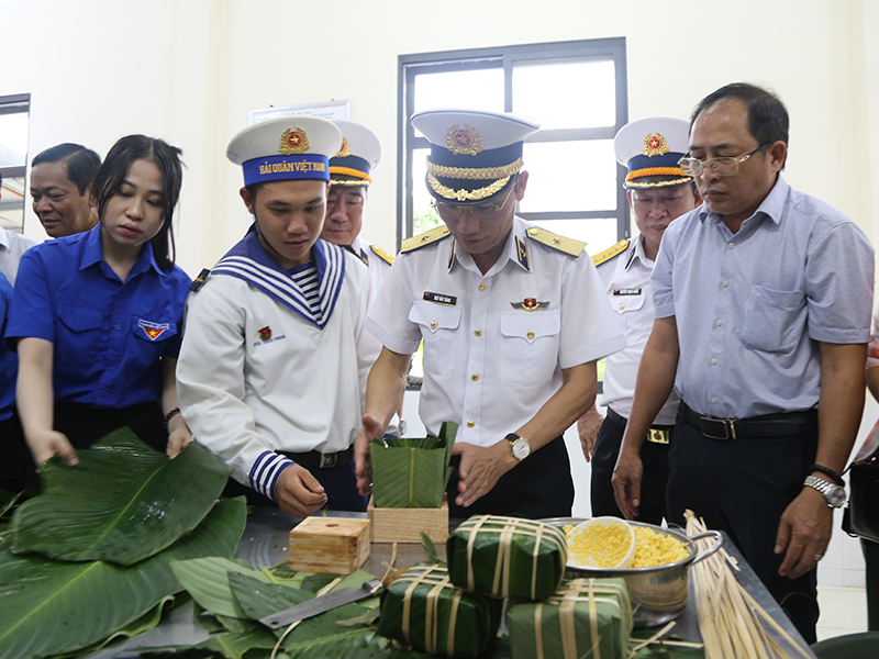 Bộ Tư lệnh V&ugrave;ng 5 Hải qu&acirc;n thăm, ch&uacute;c Tết c&aacute;n bộ, chiến sĩ, c&aacute;c lực lượng v&agrave; Nh&acirc;n d&acirc;n tr&ecirc;n c&aacute;c đảo v&ugrave;ng biển T&acirc;y Nam của Tổ quốc