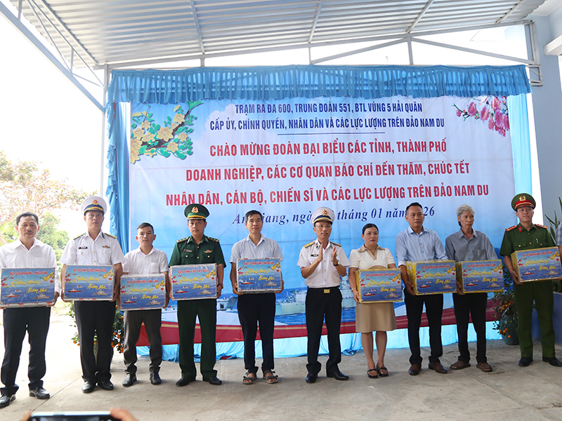 Bộ Tư lệnh V&ugrave;ng 5 Hải qu&acirc;n thăm, ch&uacute;c Tết c&aacute;n bộ, chiến sĩ, c&aacute;c lực lượng v&agrave; Nh&acirc;n d&acirc;n tr&ecirc;n c&aacute;c đảo v&ugrave;ng biển T&acirc;y Nam của Tổ quốc