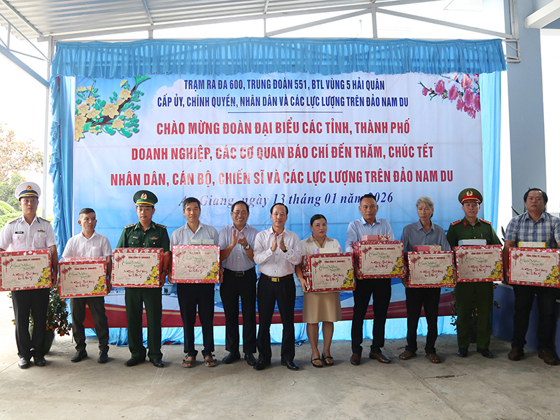 Bộ Tư lệnh V&ugrave;ng 5 Hải qu&acirc;n thăm, ch&uacute;c Tết c&aacute;n bộ, chiến sĩ, c&aacute;c lực lượng v&agrave; Nh&acirc;n d&acirc;n tr&ecirc;n c&aacute;c đảo v&ugrave;ng biển T&acirc;y Nam của Tổ quốc