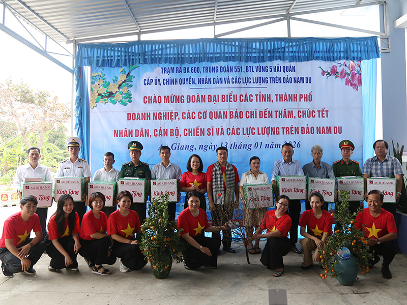 Bộ Tư lệnh V&ugrave;ng 5 Hải qu&acirc;n thăm, ch&uacute;c Tết c&aacute;n bộ, chiến sĩ, c&aacute;c lực lượng v&agrave; Nh&acirc;n d&acirc;n tr&ecirc;n c&aacute;c đảo v&ugrave;ng biển T&acirc;y Nam của Tổ quốc