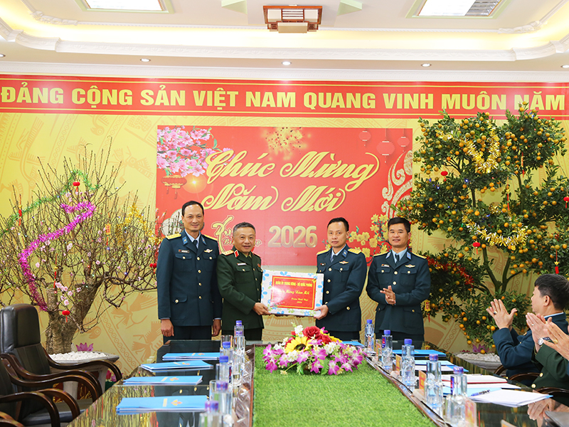 Tổng Cục Ch&iacute;nh trị Qu&acirc;n đội nh&acirc;n d&acirc;n Việt Nam kiểm tra c&ocirc;ng t&aacute;c sẵn s&agrave;ng chiến đấu tại Trung đo&agrave;n 213
