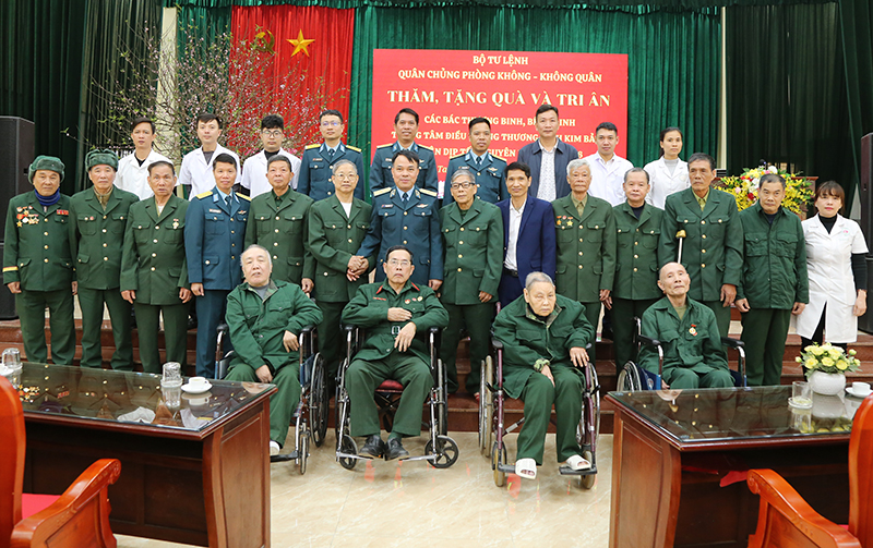 Qu&acirc;n chủng Ph&ograve;ng kh&ocirc;ng - Kh&ocirc;ng qu&acirc;n thăm, ch&uacute;c Tết c&aacute;c trung t&acirc;m điều dưỡng thương binh