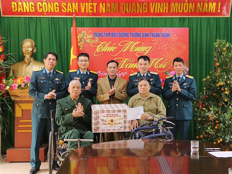 Qu&acirc;n chủng Ph&ograve;ng kh&ocirc;ng - Kh&ocirc;ng qu&acirc;n thăm, ch&uacute;c Tết c&aacute;c trung t&acirc;m điều dưỡng thương binh