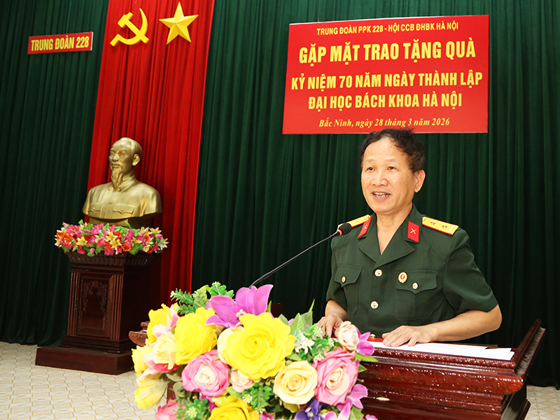 Hội cựu Chiến binh Đại học B&aacute;ch khoa H&agrave; Nội gặp mặt trao tặng qu&agrave; c&aacute;n bộ, chiến sĩ Trung đo&agrave;n 228