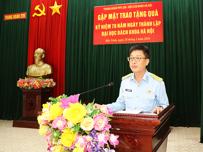 Hội cựu Chiến binh Đại học B&aacute;ch khoa H&agrave; Nội gặp mặt trao tặng qu&agrave; c&aacute;n bộ, chiến sĩ Trung đo&agrave;n 228