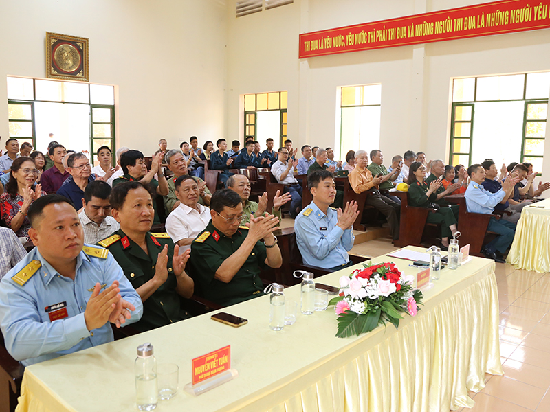 Hội cựu Chiến binh Đại học B&aacute;ch khoa H&agrave; Nội gặp mặt trao tặng qu&agrave; c&aacute;n bộ, chiến sĩ Trung đo&agrave;n 228