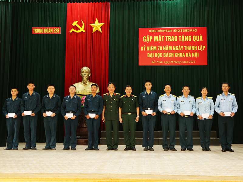 Hội cựu Chiến binh Đại học B&aacute;ch khoa H&agrave; Nội gặp mặt trao tặng qu&agrave; c&aacute;n bộ, chiến sĩ Trung đo&agrave;n 228