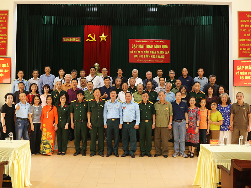 Hội cựu Chiến binh Đại học B&aacute;ch khoa H&agrave; Nội gặp mặt trao tặng qu&agrave; c&aacute;n bộ, chiến sĩ Trung đo&agrave;n 228
