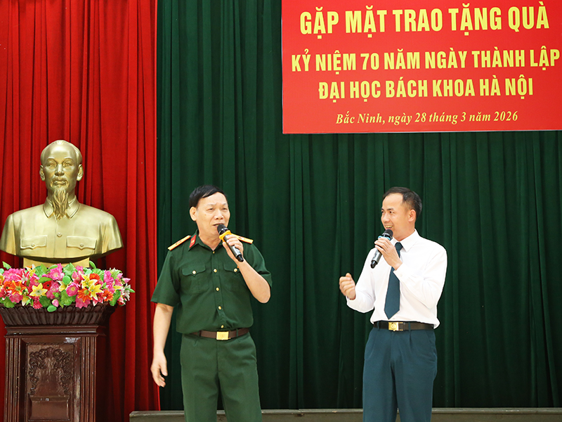 Hội cựu Chiến binh Đại học B&aacute;ch khoa H&agrave; Nội gặp mặt trao tặng qu&agrave; c&aacute;n bộ, chiến sĩ Trung đo&agrave;n 228