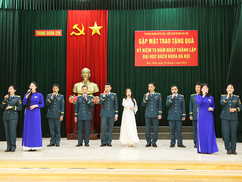 Hội cựu Chiến binh Đại học B&aacute;ch khoa H&agrave; Nội gặp mặt trao tặng qu&agrave; c&aacute;n bộ, chiến sĩ Trung đo&agrave;n 228