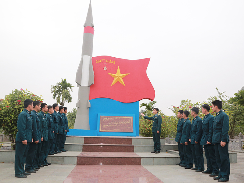 Tiếp lửa truyền thống, vững bước quân hành