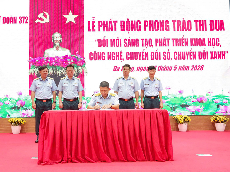 Sư đo&agrave;n 372 tổ chức Lễ ph&aacute;t động phong tr&agrave;o thi đua &ldquo;Đổi mới s&aacute;ng tạo, ph&aacute;t triển khoa học, c&ocirc;ng nghệ, chuyển đổi số, chuyển đổi xanh&rdquo;