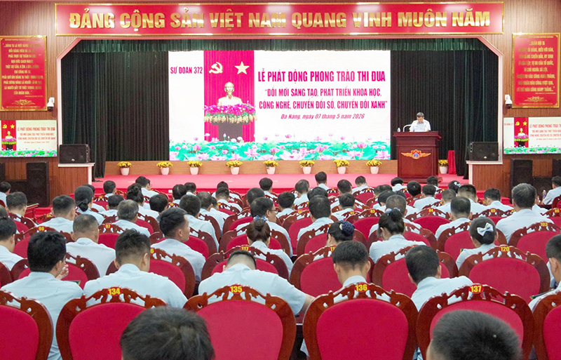 Sư đo&agrave;n 372 tổ chức Lễ ph&aacute;t động phong tr&agrave;o thi đua &ldquo;Đổi mới s&aacute;ng tạo, ph&aacute;t triển khoa học, c&ocirc;ng nghệ, chuyển đổi số, chuyển đổi xanh&rdquo;