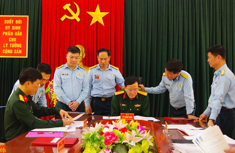 Bồi dưỡng nâng cao năng lực của đội ngũ cán bộ chính trị ở Sư đoàn phòng không 365 hiện nay
