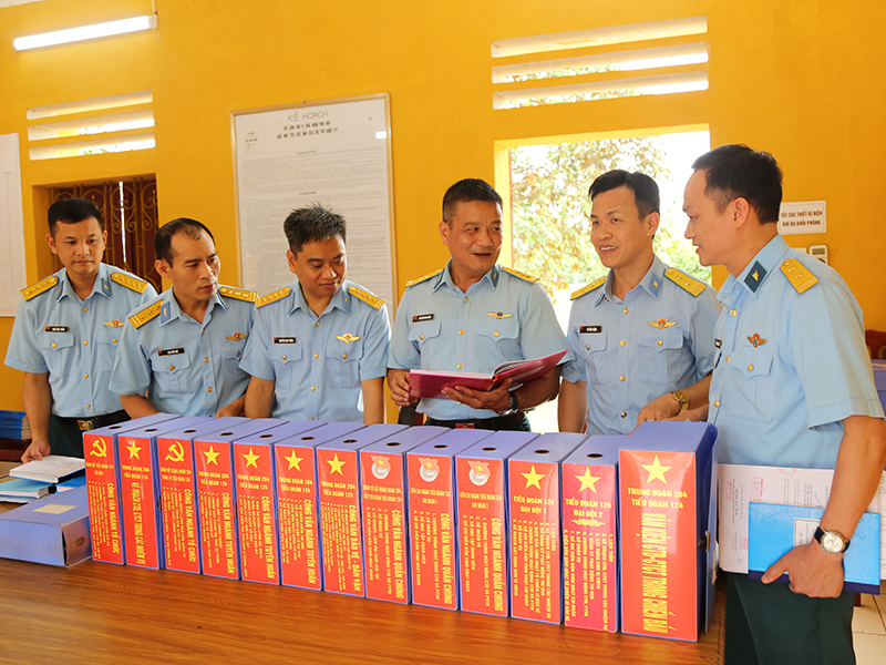 Bồi dưỡng nâng cao năng lực của đội ngũ cán bộ chính trị ở Sư đoàn phòng không 365 hiện nay