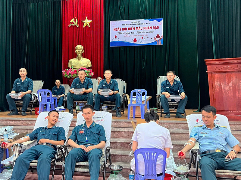 Tiểu đo&agrave;n Huấn luyện chiến sĩ mới 2, Sư đo&agrave;n 375 tổ chức hiến m&aacute;u nh&acirc;n đạo
