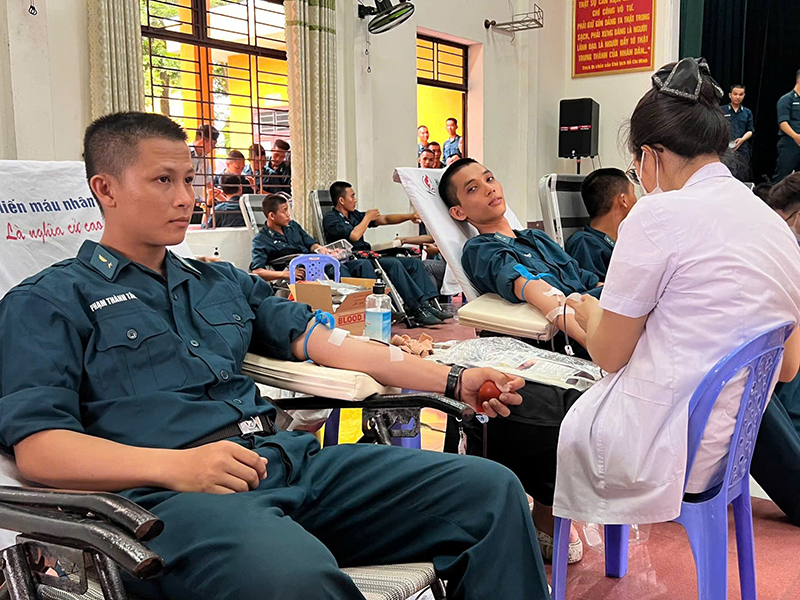 Tiểu đo&agrave;n Huấn luyện chiến sĩ mới 2, Sư đo&agrave;n 375 tổ chức hiến m&aacute;u nh&acirc;n đạo