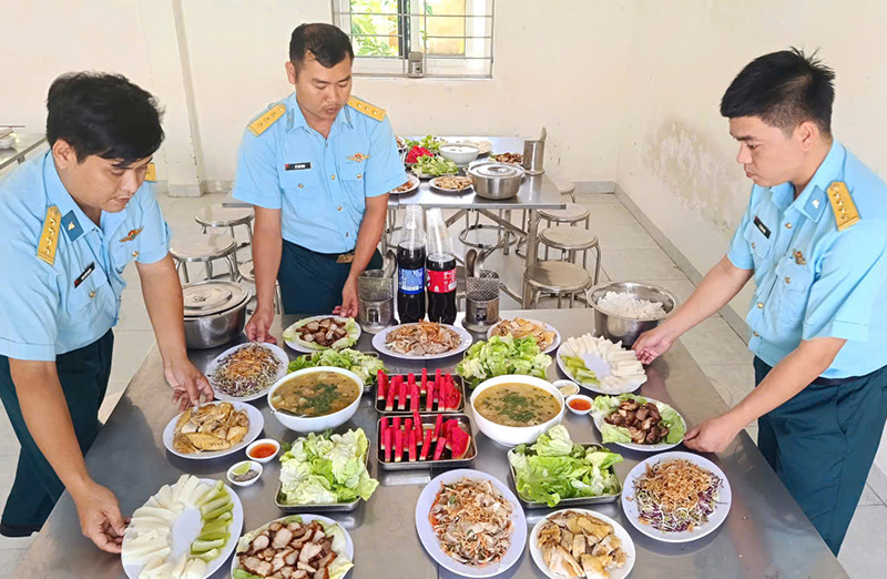 N&acirc;ng cao chất lượng bữa ăn, bảo đảm sức khỏe bộ đội