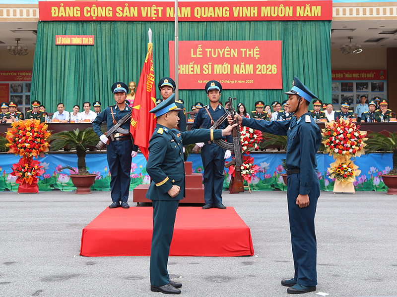 Các đơn vị trong Quân chủng Phòng không - Không quân tổ chức Lễ tuyên thệ chiến sĩ mới năm 2026
