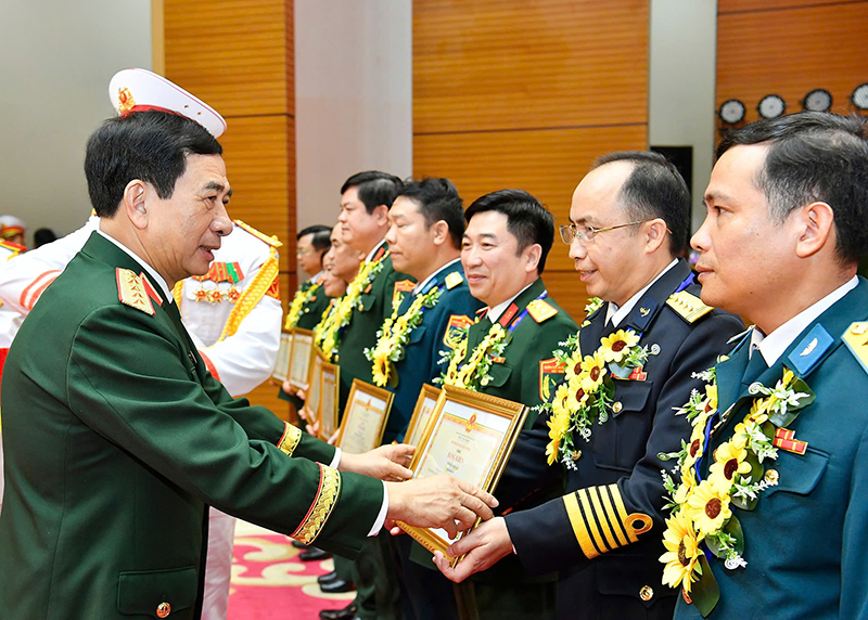 Bộ Quốc ph&ograve;ng tổng kết, trao Giải thưởng Lao động s&aacute;ng tạo trong C&ocirc;ng đo&agrave;n Qu&acirc;n đội lần thứ I