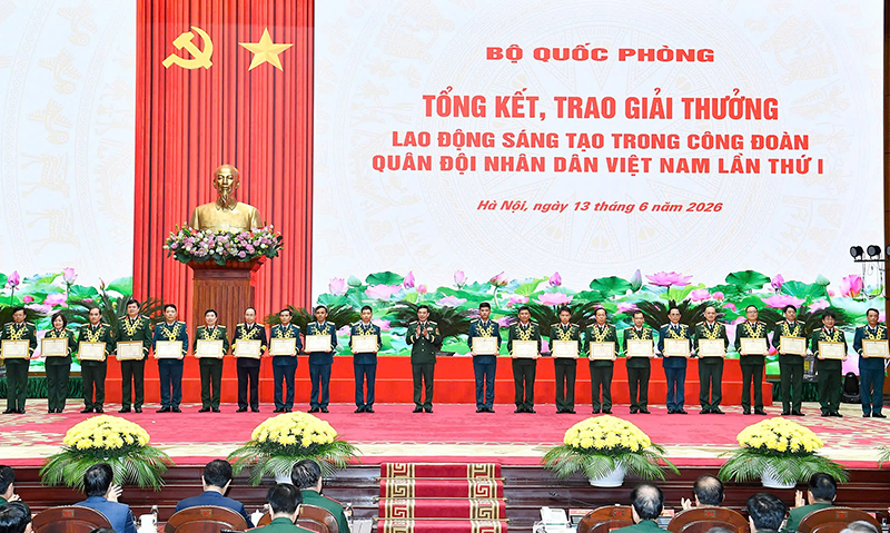 Bộ Quốc ph&ograve;ng tổng kết, trao Giải thưởng Lao động s&aacute;ng tạo trong C&ocirc;ng đo&agrave;n Qu&acirc;n đội lần thứ I