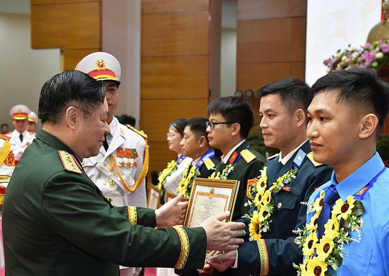 Bộ Quốc ph&ograve;ng tổng kết, trao Giải thưởng Lao động s&aacute;ng tạo trong C&ocirc;ng đo&agrave;n Qu&acirc;n đội lần thứ I