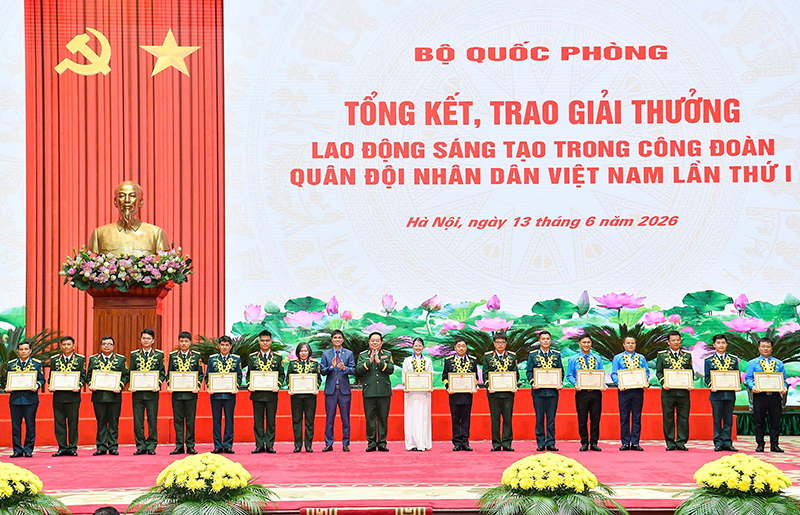 Bộ Quốc ph&ograve;ng tổng kết, trao Giải thưởng Lao động s&aacute;ng tạo trong C&ocirc;ng đo&agrave;n Qu&acirc;n đội lần thứ I