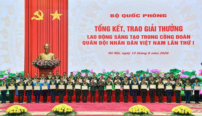 Bộ Quốc ph&ograve;ng tổng kết, trao Giải thưởng Lao động s&aacute;ng tạo trong C&ocirc;ng đo&agrave;n Qu&acirc;n đội lần thứ I