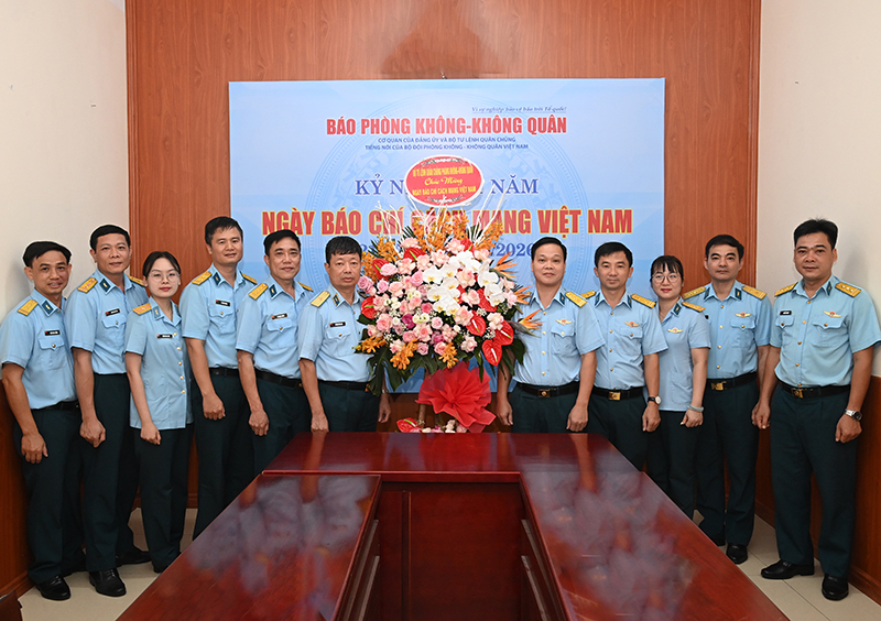 Qu&acirc;n chủng Ph&ograve;ng kh&ocirc;ng-Kh&ocirc;ng qu&acirc;n ch&uacute;c mừng B&aacute;o PK-KQ nh&acirc;n Ng&agrave;y B&aacute;o ch&iacute; c&aacute;ch mạng Việt Nam 21-6