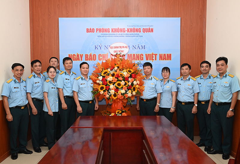 Qu&acirc;n chủng Ph&ograve;ng kh&ocirc;ng-Kh&ocirc;ng qu&acirc;n ch&uacute;c mừng B&aacute;o PK-KQ nh&acirc;n Ng&agrave;y B&aacute;o ch&iacute; c&aacute;ch mạng Việt Nam 21-6