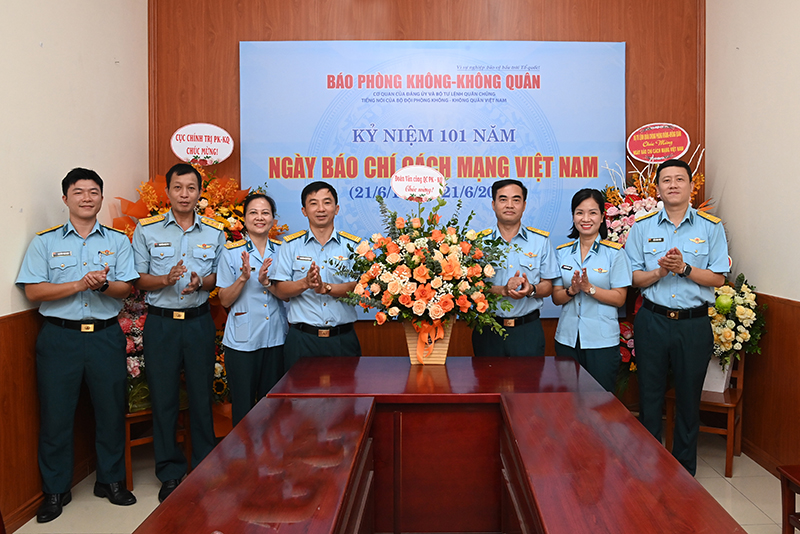 C&aacute;c cơ quan, đơn vị trong Qu&acirc;n chủng Ph&ograve;ng kh&ocirc;ng-Kh&ocirc;ng qu&acirc;n ch&uacute;c mừng B&aacute;o PK-KQ nh&acirc;n dịp kỷ niệm 101 năm Ng&agrave;y B&aacute;o ch&iacute; C&aacute;ch mạng Việt Nam