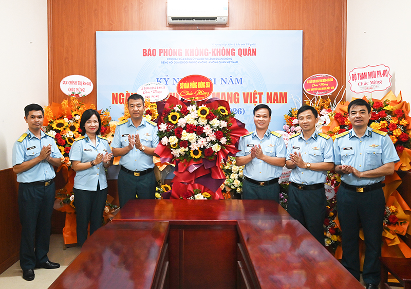 C&aacute;c cơ quan, đơn vị trong Qu&acirc;n chủng Ph&ograve;ng kh&ocirc;ng-Kh&ocirc;ng qu&acirc;n ch&uacute;c mừng B&aacute;o PK-KQ nh&acirc;n dịp kỷ niệm 101 năm Ng&agrave;y B&aacute;o ch&iacute; C&aacute;ch mạng Việt Nam
