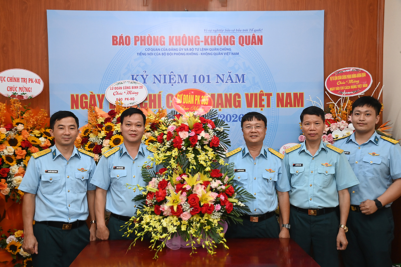 C&aacute;c cơ quan, đơn vị trong Qu&acirc;n chủng Ph&ograve;ng kh&ocirc;ng-Kh&ocirc;ng qu&acirc;n ch&uacute;c mừng B&aacute;o PK-KQ nh&acirc;n dịp kỷ niệm 101 năm Ng&agrave;y B&aacute;o ch&iacute; C&aacute;ch mạng Việt Nam