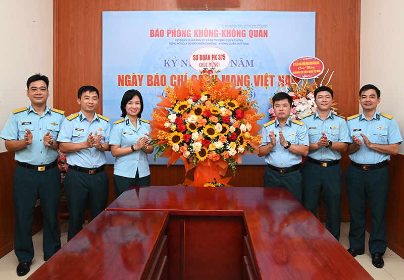 C&aacute;c cơ quan, đơn vị trong Qu&acirc;n chủng Ph&ograve;ng kh&ocirc;ng-Kh&ocirc;ng qu&acirc;n ch&uacute;c mừng B&aacute;o PK-KQ nh&acirc;n dịp kỷ niệm 101 năm Ng&agrave;y B&aacute;o ch&iacute; C&aacute;ch mạng Việt Nam