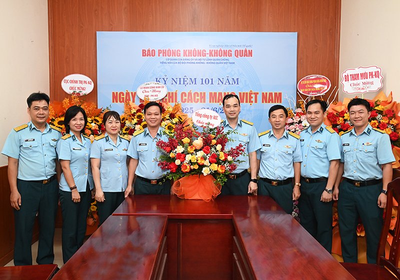 C&aacute;c cơ quan, đơn vị trong Qu&acirc;n chủng Ph&ograve;ng kh&ocirc;ng-Kh&ocirc;ng qu&acirc;n ch&uacute;c mừng B&aacute;o PK-KQ nh&acirc;n dịp kỷ niệm 101 năm Ng&agrave;y B&aacute;o ch&iacute; C&aacute;ch mạng Việt Nam