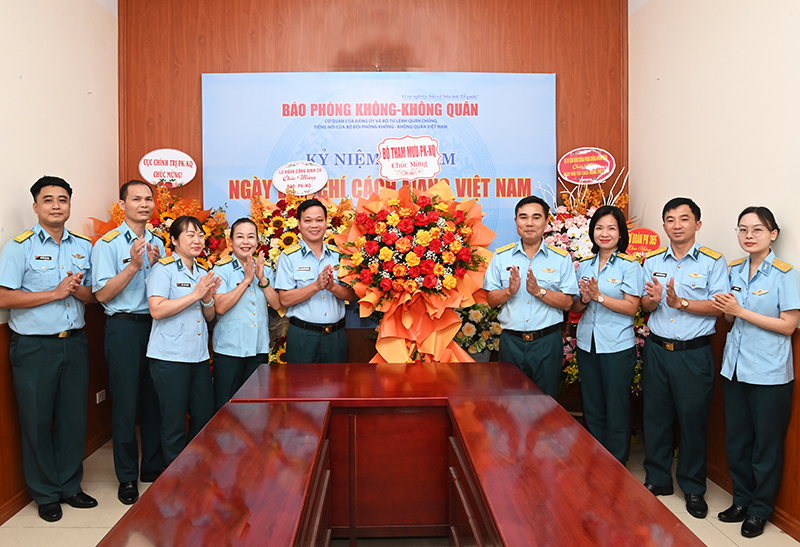 C&aacute;c cơ quan, đơn vị trong Qu&acirc;n chủng Ph&ograve;ng kh&ocirc;ng-Kh&ocirc;ng qu&acirc;n ch&uacute;c mừng B&aacute;o PK-KQ nh&acirc;n dịp kỷ niệm 101 năm Ng&agrave;y B&aacute;o ch&iacute; C&aacute;ch mạng Việt Nam