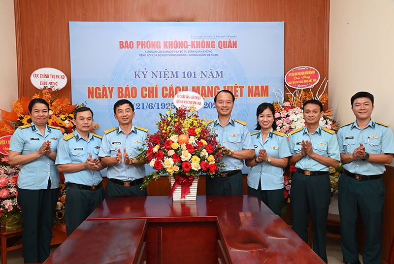 C&aacute;c cơ quan, đơn vị trong Qu&acirc;n chủng Ph&ograve;ng kh&ocirc;ng-Kh&ocirc;ng qu&acirc;n ch&uacute;c mừng B&aacute;o PK-KQ nh&acirc;n dịp kỷ niệm 101 năm Ng&agrave;y B&aacute;o ch&iacute; C&aacute;ch mạng Việt Nam