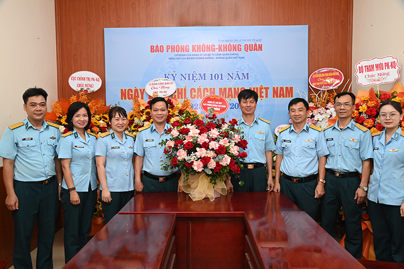 C&aacute;c cơ quan, đơn vị trong Qu&acirc;n chủng Ph&ograve;ng kh&ocirc;ng-Kh&ocirc;ng qu&acirc;n ch&uacute;c mừng B&aacute;o PK-KQ nh&acirc;n dịp kỷ niệm 101 năm Ng&agrave;y B&aacute;o ch&iacute; C&aacute;ch mạng Việt Nam