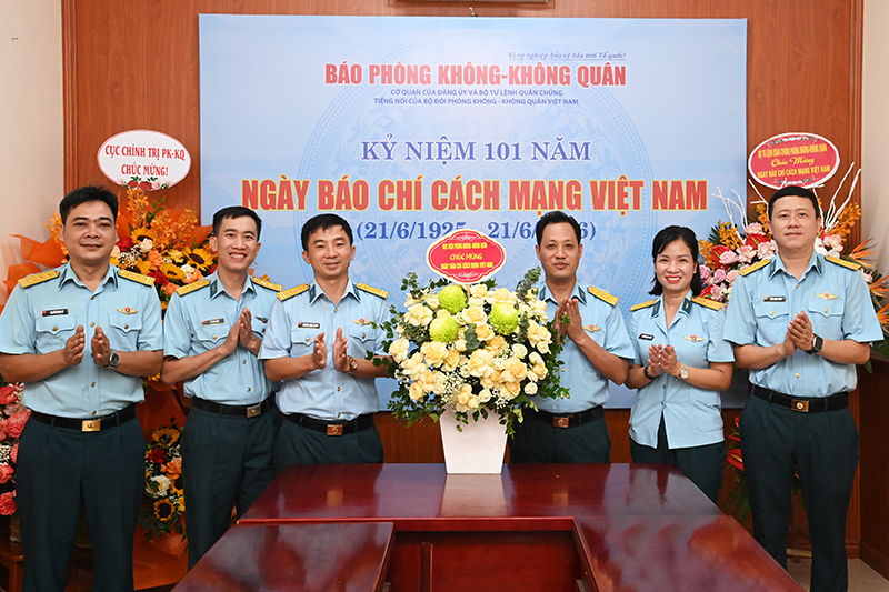 C&aacute;c cơ quan, đơn vị trong Qu&acirc;n chủng Ph&ograve;ng kh&ocirc;ng-Kh&ocirc;ng qu&acirc;n ch&uacute;c mừng B&aacute;o PK-KQ nh&acirc;n dịp kỷ niệm 101 năm Ng&agrave;y B&aacute;o ch&iacute; C&aacute;ch mạng Việt Nam