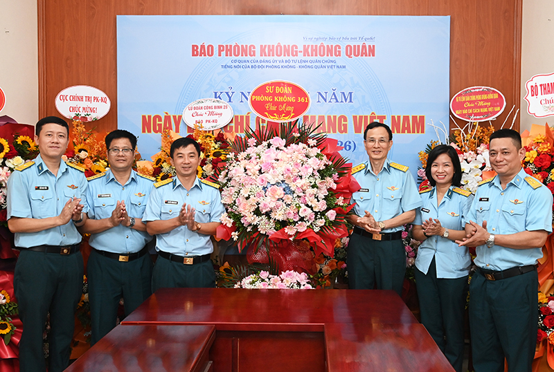 C&aacute;c cơ quan, đơn vị trong Qu&acirc;n chủng Ph&ograve;ng kh&ocirc;ng-Kh&ocirc;ng qu&acirc;n ch&uacute;c mừng B&aacute;o PK-KQ nh&acirc;n dịp kỷ niệm 101 năm Ng&agrave;y B&aacute;o ch&iacute; C&aacute;ch mạng Việt Nam