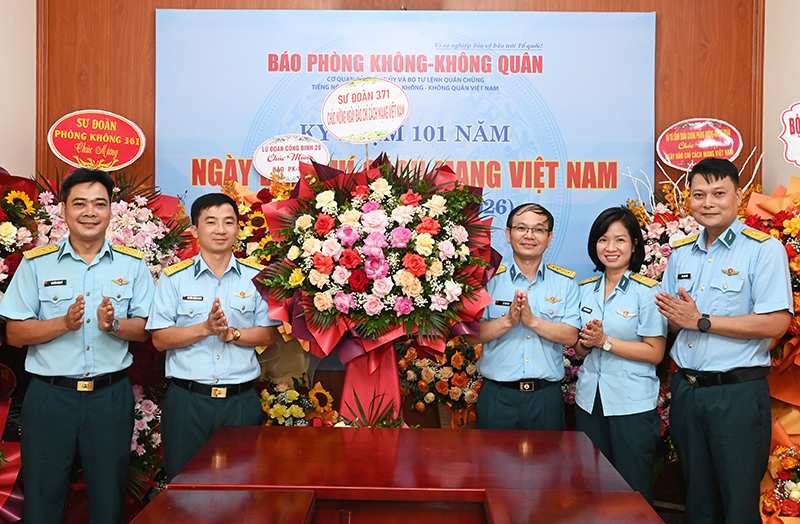 C&aacute;c cơ quan, đơn vị trong Qu&acirc;n chủng Ph&ograve;ng kh&ocirc;ng-Kh&ocirc;ng qu&acirc;n ch&uacute;c mừng B&aacute;o PK-KQ nh&acirc;n dịp kỷ niệm 101 năm Ng&agrave;y B&aacute;o ch&iacute; C&aacute;ch mạng Việt Nam