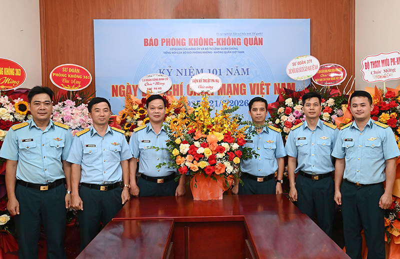 C&aacute;c cơ quan, đơn vị trong Qu&acirc;n chủng Ph&ograve;ng kh&ocirc;ng-Kh&ocirc;ng qu&acirc;n ch&uacute;c mừng B&aacute;o PK-KQ nh&acirc;n dịp kỷ niệm 101 năm Ng&agrave;y B&aacute;o ch&iacute; C&aacute;ch mạng Việt Nam