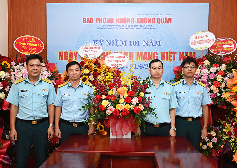 C&aacute;c cơ quan, đơn vị trong Qu&acirc;n chủng Ph&ograve;ng kh&ocirc;ng-Kh&ocirc;ng qu&acirc;n ch&uacute;c mừng B&aacute;o PK-KQ nh&acirc;n dịp kỷ niệm 101 năm Ng&agrave;y B&aacute;o ch&iacute; C&aacute;ch mạng Việt Nam