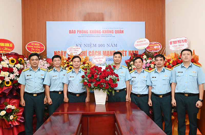 C&aacute;c cơ quan, đơn vị trong Qu&acirc;n chủng Ph&ograve;ng kh&ocirc;ng-Kh&ocirc;ng qu&acirc;n ch&uacute;c mừng B&aacute;o PK-KQ nh&acirc;n dịp kỷ niệm 101 năm Ng&agrave;y B&aacute;o ch&iacute; C&aacute;ch mạng Việt Nam