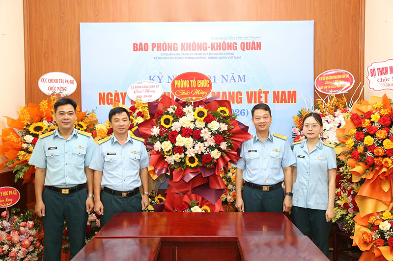 C&aacute;c cơ quan, đơn vị trong Qu&acirc;n chủng Ph&ograve;ng kh&ocirc;ng-Kh&ocirc;ng qu&acirc;n ch&uacute;c mừng B&aacute;o PK-KQ nh&acirc;n dịp kỷ niệm 101 năm Ng&agrave;y B&aacute;o ch&iacute; C&aacute;ch mạng Việt Nam